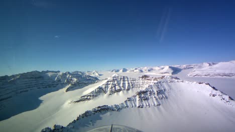 Pov-Aufnahme-Von-Der-Vorderseite-Eines-Flugzeugs,-Das-über-Die-Gefrorene-Arktische-Tundra-Von-Grönland-Fliegt