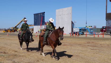 Reiter-Der-US-Grenzpatrouille-Reiten-Neben-Trump-Grenzmauer-Prototypen-Entlang-Der-US-Mexiko-Grenze