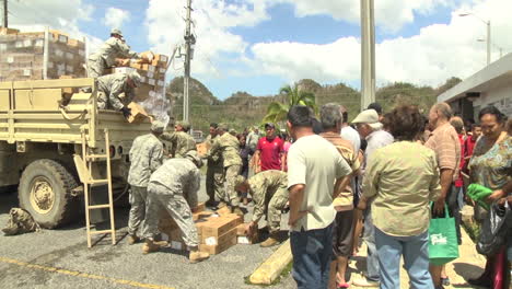 Wasser-Und-Hilfsgüter-Werden-Von-Den-US-Hilfsorganisationen-An-Die-Opfer-Des-Hurrikans-Maria-In-Puerto-Rico-Geliefert