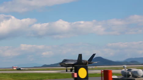 F35b-Lightning-Ii-Flugzeuge-Starten-Als-Reaktion-Auf-Einen-Nordkorea-raketenstart-Von-Einer-Startbahn-In-Japan
