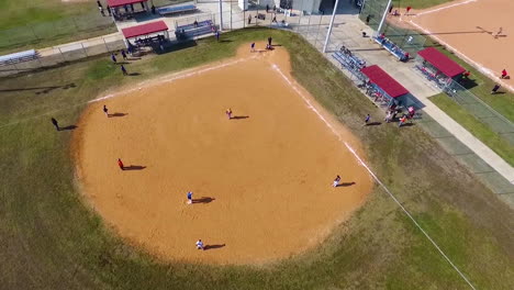 Vista-Aérea-Over-A-Baseball-Game-On-A-Local-Field