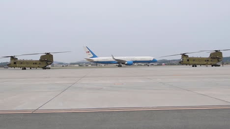 Vizepräsident-Mike-Pence-Trifft-Auf-Dem-Luftwaffenstützpunkt-Osan-In-Korea-Ein,-Um-Sich-Mit-Beamten-über-Die-Koreakrise-Zu-Treffen