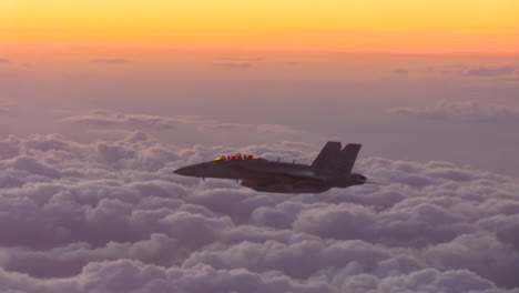 Ein-Amerikanischer-Kampfjet-Im-Flug-Bei-Sonnenuntergang