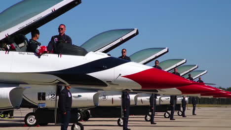 Thunderbirds-Precision-Air-Team-Kampfjet-Bodenshow