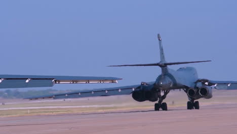 American-B1b-Bombarderos-Nucleares-Taxi-En-La-Pista-En-Una-Base-Aérea-1