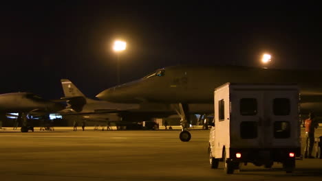 American-B1b-Bombarderos-Nucleares-Taxi-En-La-Pista-De-Aterrizaje-En-Una-Base-Aérea-En-La-Noche