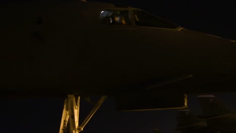 Amerikanische-B1B-Atombomber-Taxi-Auf-Der-Landebahn-Eines-Luftwaffenstützpunkts-In-Der-Nacht-4