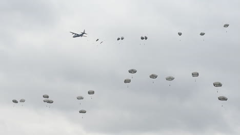 Us-Army-Paratroopers-Parachute-From-A-Plane-In-A-Large-Military-Exercise-1