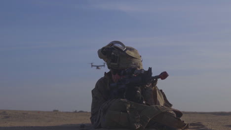 Ein-V22-Fischadler-Flugzeug-Unterstützt-Einen-Soldaten,-Der-In-Afghanistan-Kämpft
