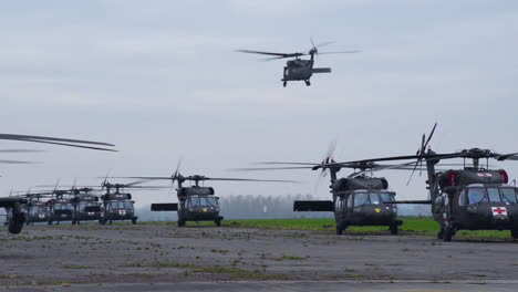 Black-Hawk-12-Ch47-Chinook-20ah64-Apache-Und-15-Hh60-Black-Hawk-Werden-Auf-Dem-Flugplatz-Inszeniert,-Bevor-Sie-Den-Chi-Vres-Air-Base-Belgien-Verlassen