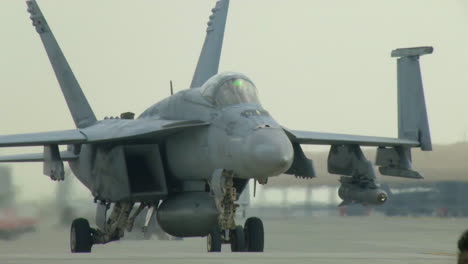 Un-Taxis-De-Jet-De-Combate-Super-Hornet-De-Los-Estados-Unidos-En-Una-Pista-De-Aterrizaje-En-Una-Base-Militar