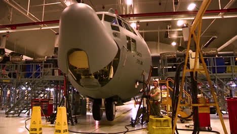 Zeitraffer-Von-C130-Hercules-Militärflugzeug-In-Einem-Hangar-Zur-Wartung-1