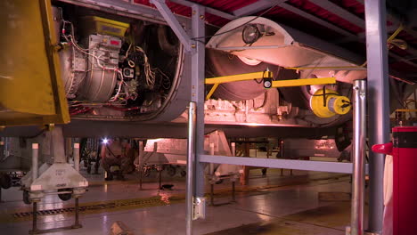 Zeitraffer-Von-C130-Hercules-Militärflugzeug-In-Einem-Hangar-Zur-Wartung-2