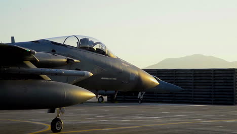 F15-Eagle-Jets-Taxi-Auf-Einer-Start--Und-Landebahn-Auf-Dem-Flugplatz-Gwangju-In-Südkorea-In-Vorbereitung-Auf-Die-Eskalierenden-Spannungen-Mit-Nordkorea