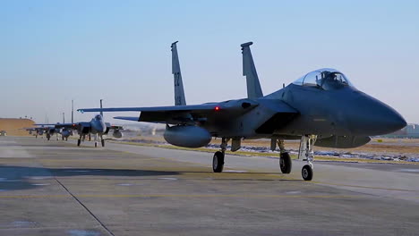 F15-Eagle-Jets-Taxi-Auf-Einer-Start--Und-Landebahn-Auf-Dem-Südkoreanischen-Luftwaffenstützpunkt-Gwangju-In-Vorbereitung-Auf-Die-Eskalation-Der-Spannungen-Mit-Nordkorea-1