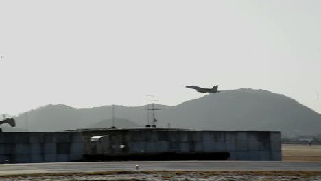 F15-Eagle-Jets-Despegan-De-Una-Pista-De-Aterrizaje-En-La-Base-Aérea-De-Gwangju,-Corea-Del-Sur,-En-Preparación-Para-La-Escalada-De-Tensiones-Con-Corea-Del-Norte