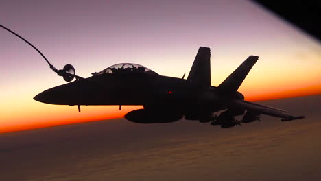 Ein-Betankungsmanöver-In-Der-Luft-Wird-Von-Der-US-Luftwaffe-Bei-Sonnenuntergang-Durchgeführt-1