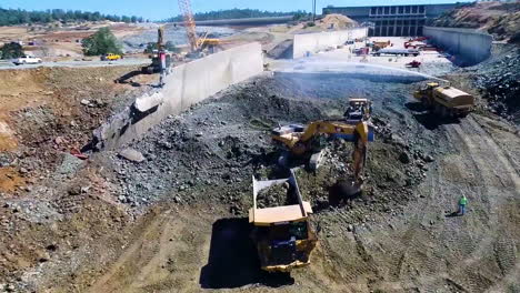Vista-Aérea-Of-Workers-And-Equipment-At-The-Construcción-Site-Of-A-New-Spillway-At-Oroville-Dam-California-7