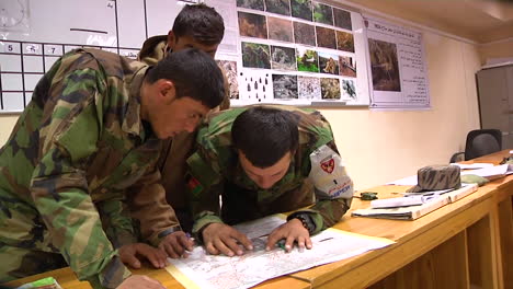 Soldaten-Studieren-Karten-Im-Lager-Morehead-Im-Rahmen-Einer-Ausbildung-Zum-Afghanischen-Spezialeinsatzkommando
