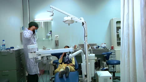 Ein-Kleines-Mädchen-Lässt-Sich-Im-Afghanistan-Regionalen-Militärkrankenhaus-Die-Zähne-Inspizieren