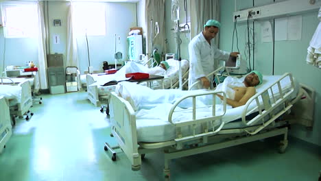 Los-Médicos-Atienden-A-Los-Soldados-Heridos-En-El-Hospital-Militar-Regional-De-Afganistán-1