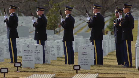 US-Soldaten-Bieten-Einen-Salutschuss-Bei-Einer-Beerdigung-In-Arlington