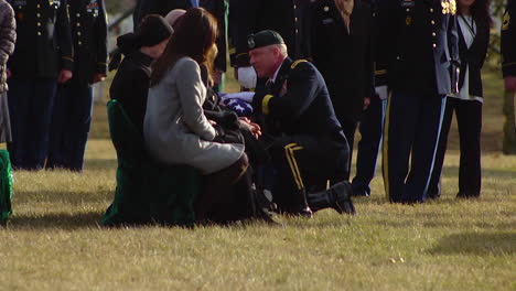 Ein-Militäroffizier-überreicht-Sgt-Mihail-Golins-Trauernder-Familie-Eine-Gefaltete-Flagge-An-Seiner-Grabstätte-In-Arlington