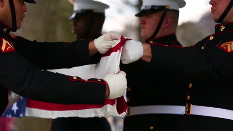 US-Marines-Falten-Die-Flagge,-Die-Sgt.-Catherine-Murrays-Sarg-In-Arlington-Bedeckte