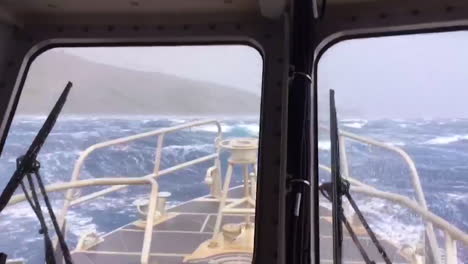 Aufnahmen-Aus-Der-Kabine-Eines-US-Küstenwachbootes-Zeigen-Einen-Stürmischen-Tag-In-Maui