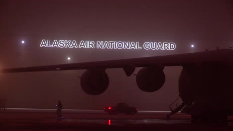 C17-Flugzeuge-Sind-Auf-Der-Landebahn-Der-Alaska-Air-National-Guard-Base-Im-Ankerplatz-Zu-Sehen