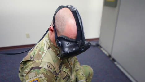 Ein-Soldat-Nutzt-Virtual-Reality-Ausrüstung-Für-Das-Training