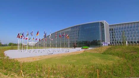 Las-Banderas-De-Los-Miembros-De-La-OTAN-Ondean-Fuera-De-La-Nueva-Sede-De-La-Organización-En-Bruselas.