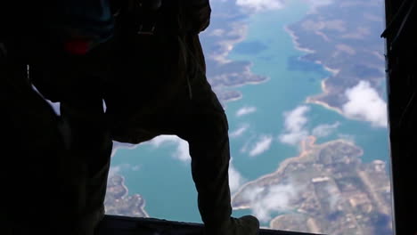 Los-Marines-De-Reconocimiento-Estadounidenses-Realizan-Entrenamiento-De-Salto-En-Paracaídas-En-Caída-Libre