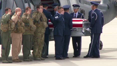 Usaf-Airmen-Carry-The-Casket-Of-Master-Sgt-Christopher-J-Raguso-Off-An-Aircraft-At-The-F-S-Gabreski-Air-National-Guard-Base