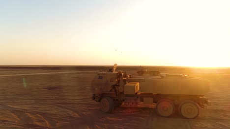 Ein-Hochmobiles-Artillerie-Raketensystem-Der-US-Armee-Wird-In-Einer-Syrischen-Wüste-Aufgestellt