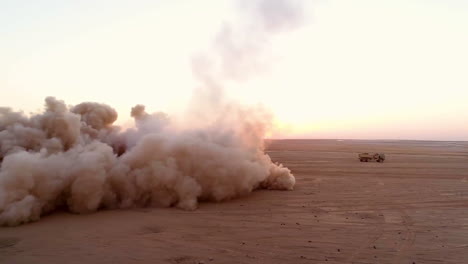 Amerikanische-Soldaten-Führen-Feuermissionstrainingsübungen-Mit-Einem-Hochmobilen-Artillerie-Raketensystem-In-Einer-Syrischen-Wüste-Durch