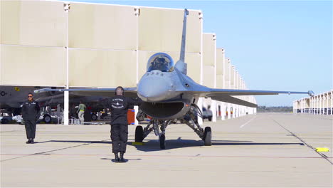 Ein-F16-Viper-Pilot-überprüft-Seine-Flügelklappen