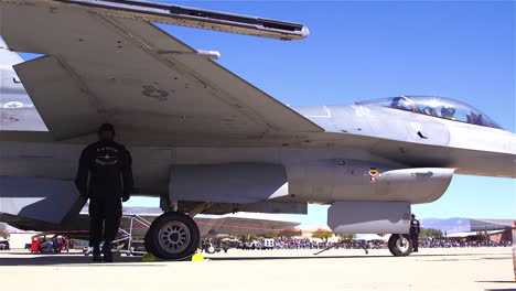 Eine-F16-Viper-Wird-über-Eine-Landebahn-Eines-Luftwaffenstützpunkts-Getrieben
