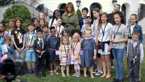 Un-Montaje-De-Melania-Trump-Visitando-Escuelas,-Niños-Y-Otros-Países-Haciendo-Su-Mejor-Campaña-2019