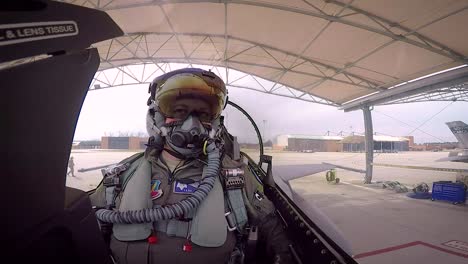 Eine-Cockpitansicht-Eines-F16-Kampfpiloten,-Der-2019-Herausfordert