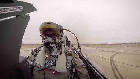 Cockpitansicht-Eines-F16-Kampfpiloten,-Der-Abhebt-Und-Einige-Manöver-Am-Himmel-2019-Durchführt
