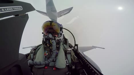 Cockpitansicht-Eines-F16-Kampfpiloten,-Während-Er-Sich-Mitten-Im-Flug-2019-Mit-Dem-Betankungsflugzeug-Verbindet