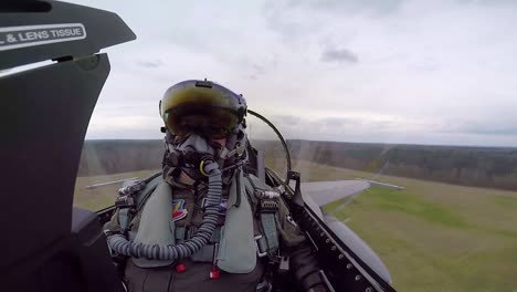 Cockpitansicht-Eines-F16-Kampfpiloten-Bei-Der-Landung-Auf-Einer-Landebahn-2019