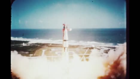 Aufnahmen-Der-Startrampe-In-Zeitlupe-Von-Den-Raketentriebwerken,-Die-Bei-Der-Apollo-7-Mission-Zünden