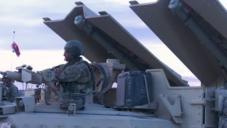 Ein-Amerikanischer-Soldat-Sitzt-Während-Des-Trainings-2019-In-Einem-M11150-Angriffsbrecherfahrzeug
