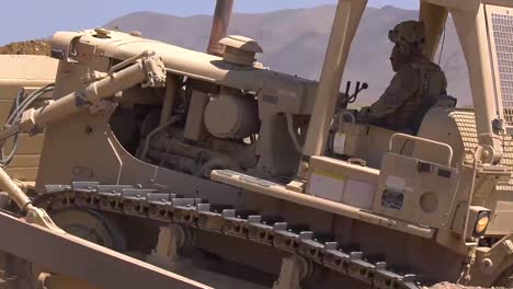 Panzer-Und-Bulldozer-Fegen-Während-Des-Trainings-2019-über-Ein-Schlachtfeld-Aus-Improvisierten-Sprengkörpern