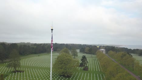Antenne-über-Dem-Amerikanischen-Soldatenfriedhof-Von-Frankreich-Zur-75.-Gedenkfeier-Am-Dday-2019