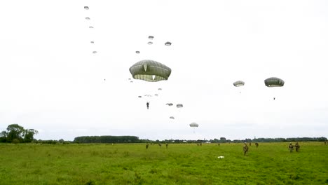 Docenas-De-Paracaidistas-Que-Entran-En-Un-Campo-Cerca-De-Saintemereeglise-France-Para-La-75a-Conmemoración-Del-Día-9-De-Junio-De-2019.