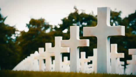 Unmarkierte-Grabsteine-Auf-Dem-Amerikanischen-Friedhof-In-Der-Normandie-Frankreich-Zu-Ehren-Derer,-Die-Während-Der-Invasion-Des-Zweiten-Weltkriegs-Gestorben-Sind