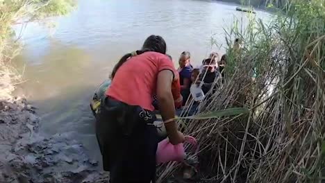 Smugglers-Use-An-Inflatable-Raft-To-Get-Families-Across-the-Mexican-Border-Into-American-2019
